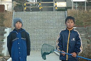 苫小牧川河川敷地で遊ぶ子供たち